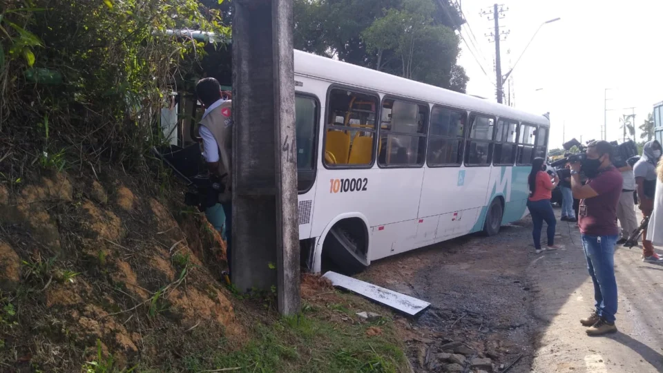 Ônibus da linha 330 perde o controle e colide contra barranco na Torquato Tapajós; Veja detalhes do acidente!
