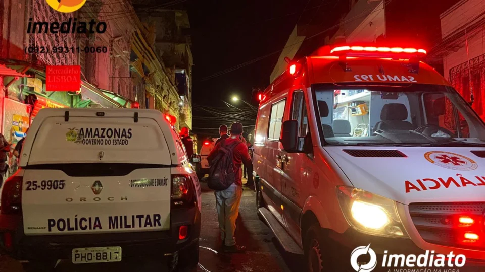 Durante tiroteio, homem leva tiro ao sair de supermercado no Centro de Manaus