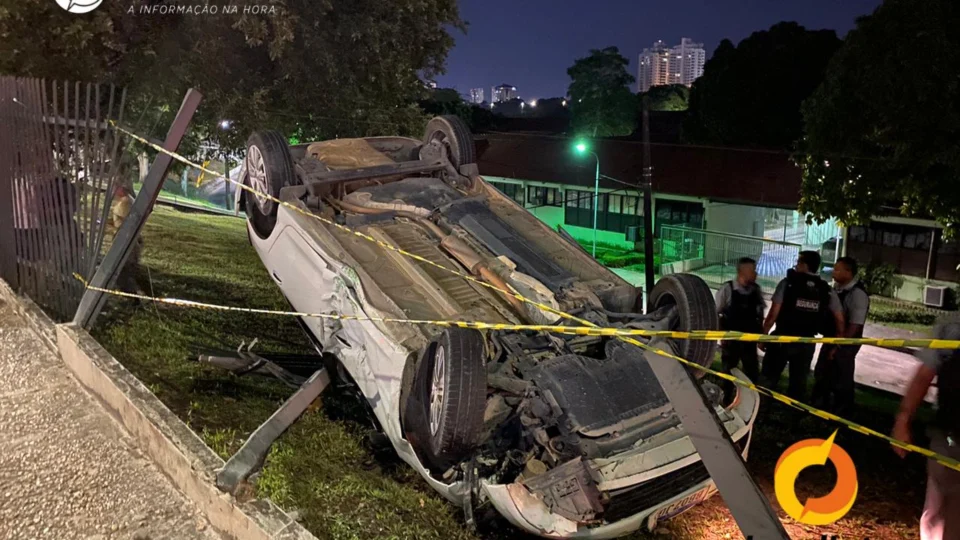 Carro capota ao invadir terreno da UEA, na Darcy Vargas