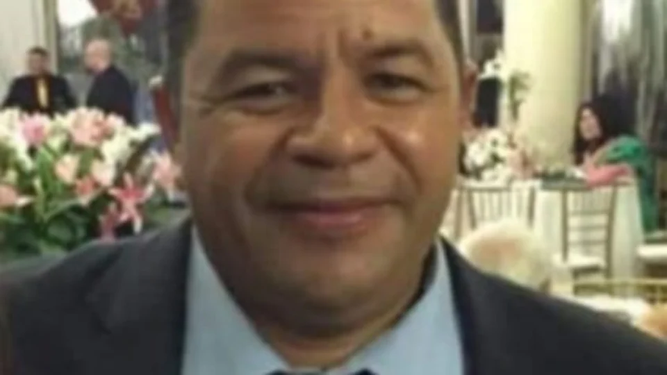 Funcionário público sai de casa para visitar um amigo, é mordido por um cachorro e acaba sendo assassinado pelo dono do animal