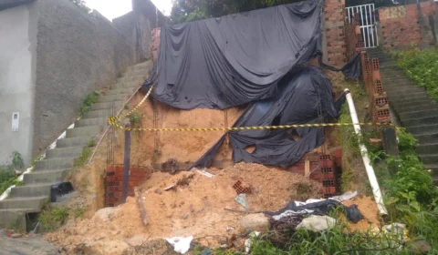 Deslizamento de barranco deixa família em situação de risco