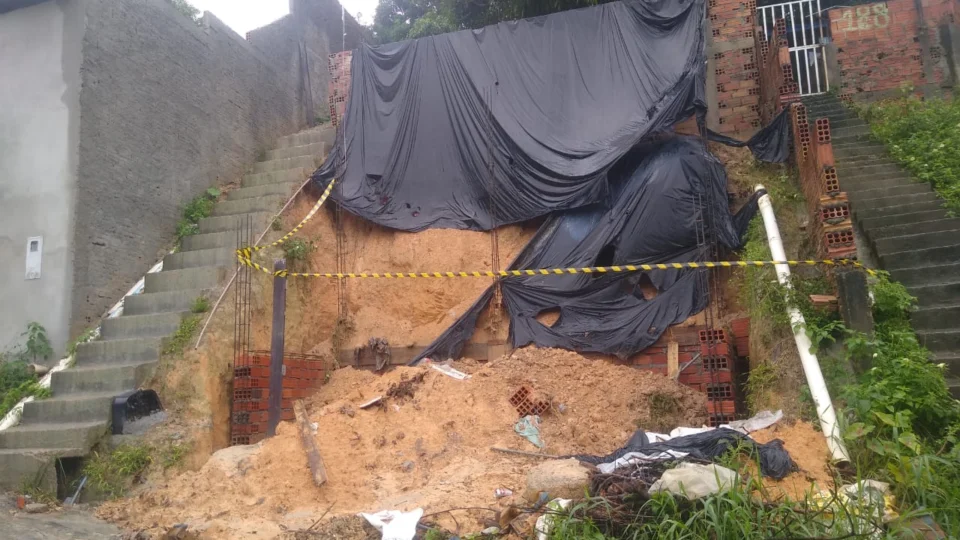 Deslizamento de barranco deixa família em situação de risco