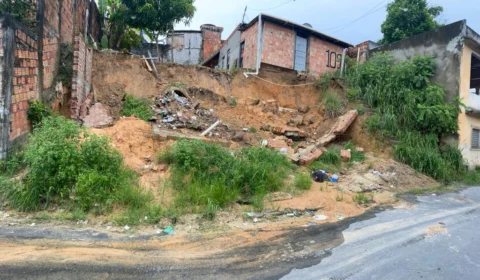 Desabamento compromete residência no bairro Jorge Teixeira