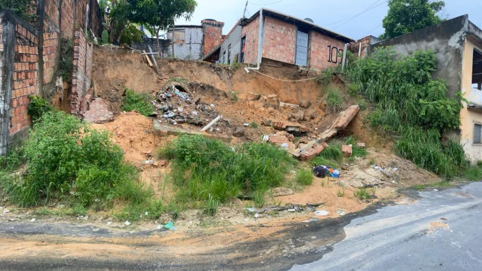 Desabamento compromete residência no bairro Jorge Teixeira