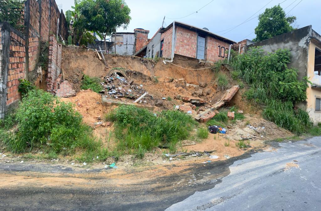 Desabamento compromete residência no bairro Jorge Teixeira