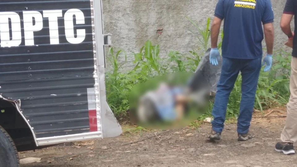 Corpo de mulher é encontrado em beira de pista e enrolado em lona no Tarumã