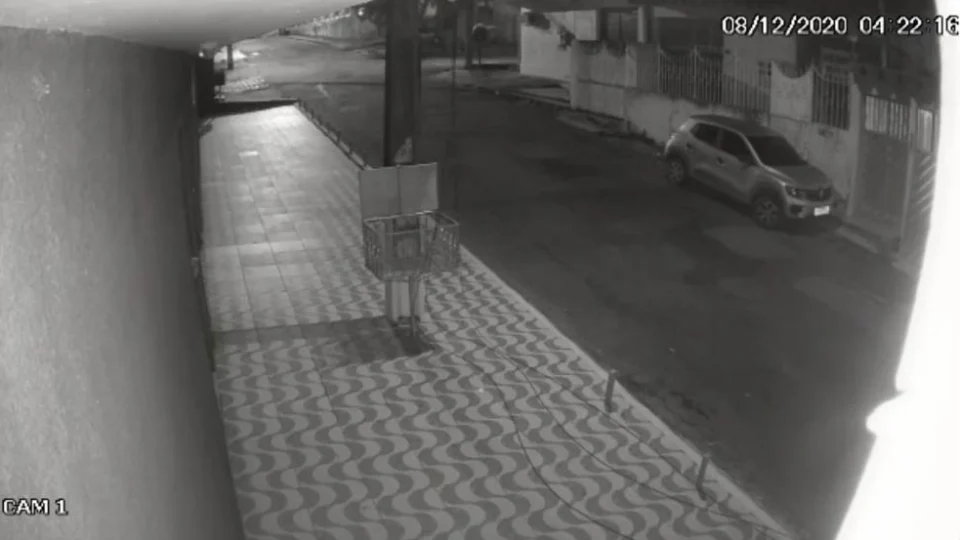 Vídeo mostra homem arrancando fios de poste no São Raimundo