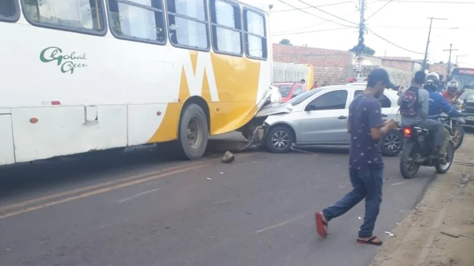 Motorista é roubado, persegue suspeito e o atropela em Manaus