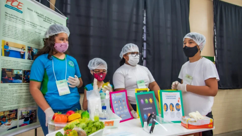 Escola adota Projeto “Lixo vira luxo” e recicla objetos para enfeitar ambiente escolar.