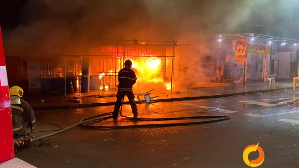 Incêndio de média proporção destrói lanchonete na avenida Itaúba