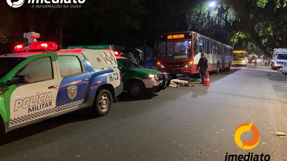 VEJA VÍDEOS! Flanelinha morre esmagado por ônibus no Centro de Manaus