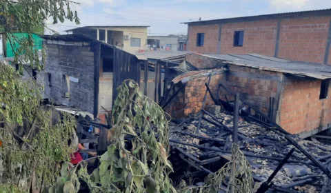 Incêndio de grandes proporções atinge duas casas de madeira no bairro  Nova Esperança; Veja imagens.