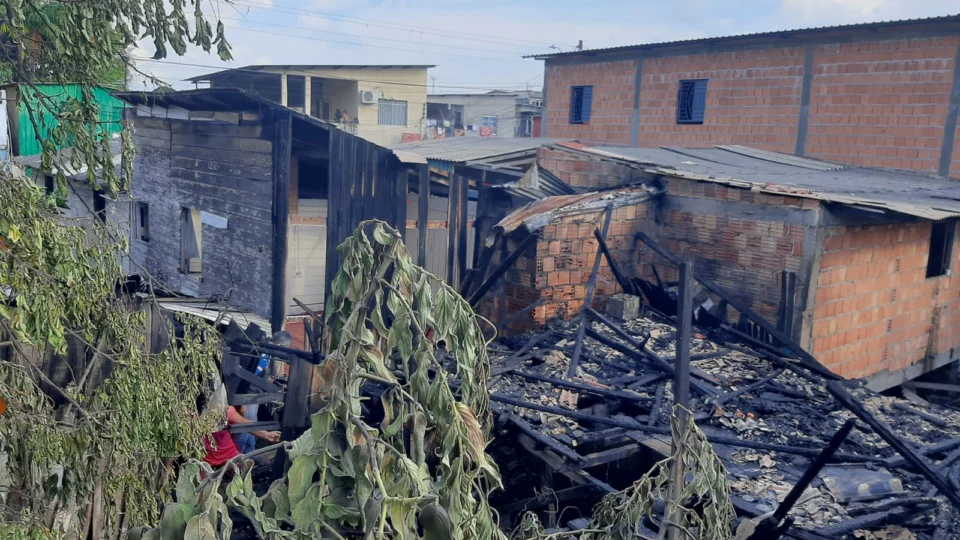 Incêndio de grandes proporções atinge duas casas de madeira no bairro  Nova Esperança; Veja imagens.