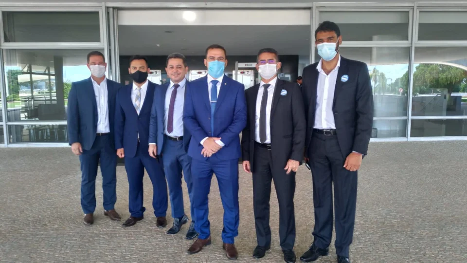 David garante R$ 112 milhões para abastecimento de água, energia solar e construção de banheiros em Manaus.