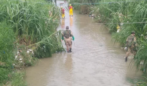 Bombeiros buscam corpo da bebê que foi jogada no igarapé pelo próprio padrasto
