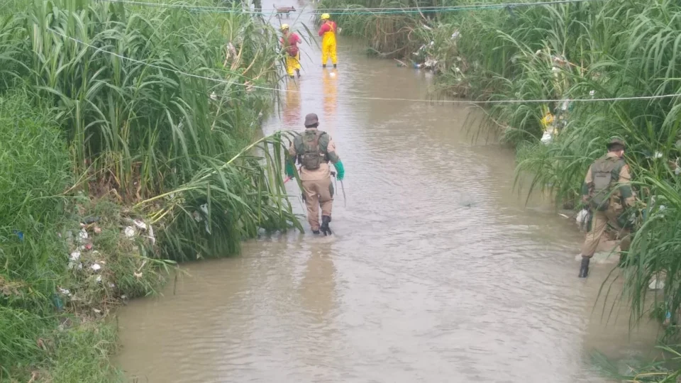 Bombeiros buscam corpo da bebê que foi jogada no igarapé pelo próprio padrasto