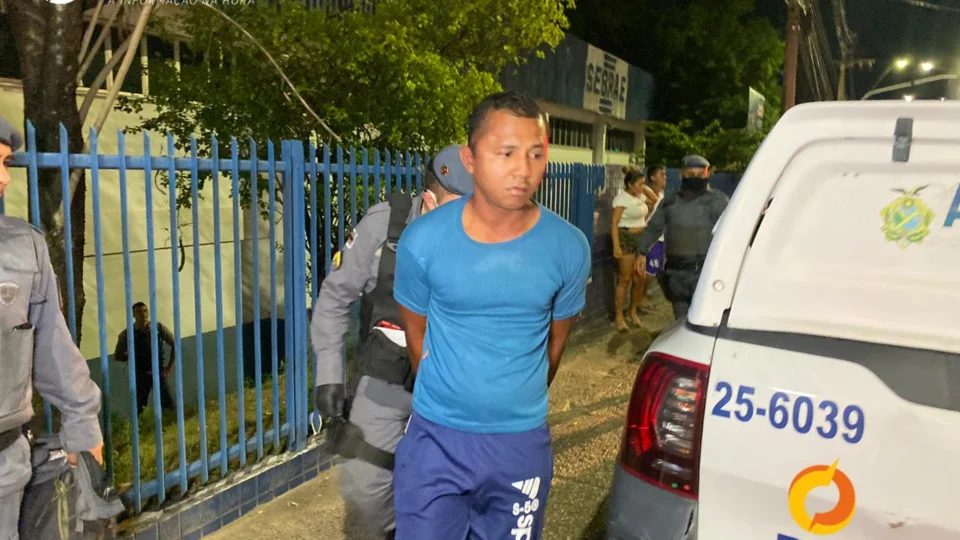 Homem é preso após esfregar partes íntimas em criança dentro de ônibus no Aleixo