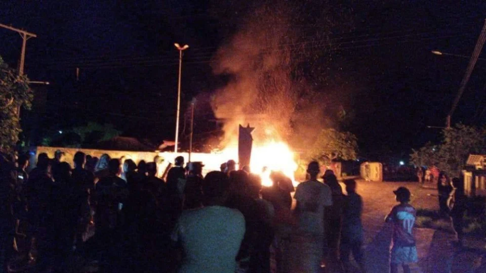 Veja vídeo do momento em que a população ateia fogo na delegacia de Barreirinha