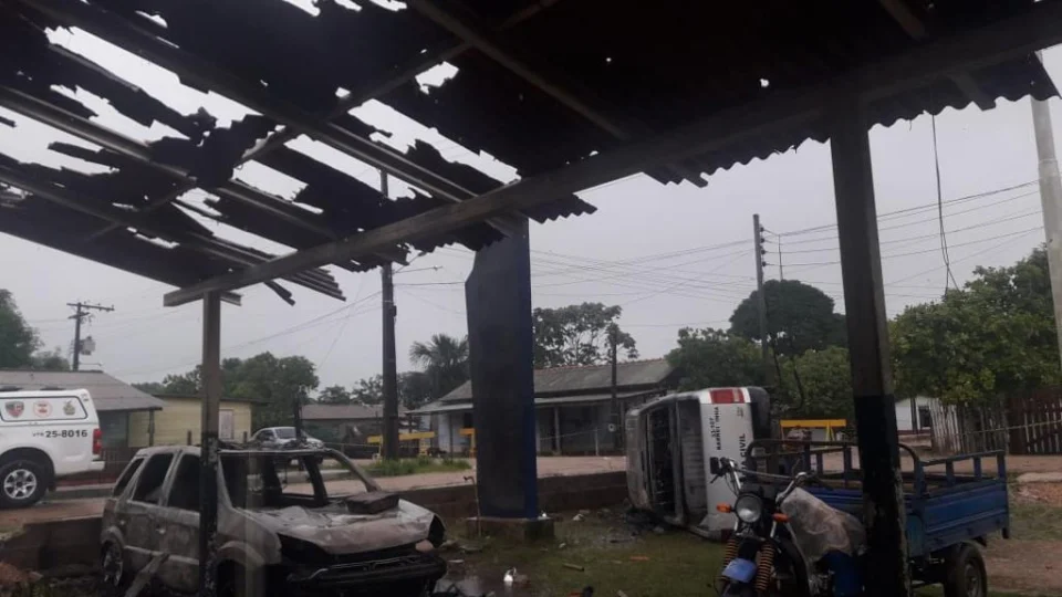 Veja vídeo do momento em que populares tocam fogo na delegacia