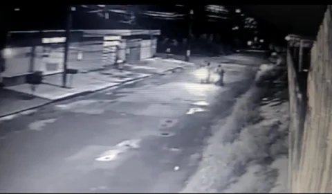 VEJA VIDEO! Câmeras flagram roubo de moto e vítima oferece recompensa para quem recuperar