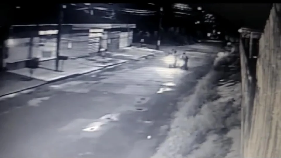 VEJA VIDEO! Câmeras flagram roubo de moto e vítima oferece recompensa para quem recuperar