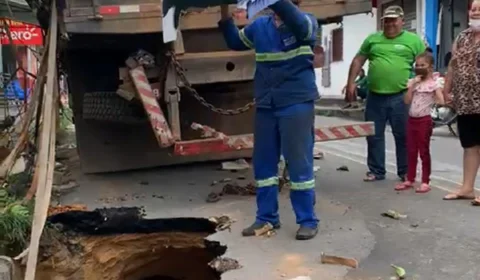 VEJA VIDEO! Moradores jogam réplica em tamanho real de Arthur dentro de um buraco em Manaus