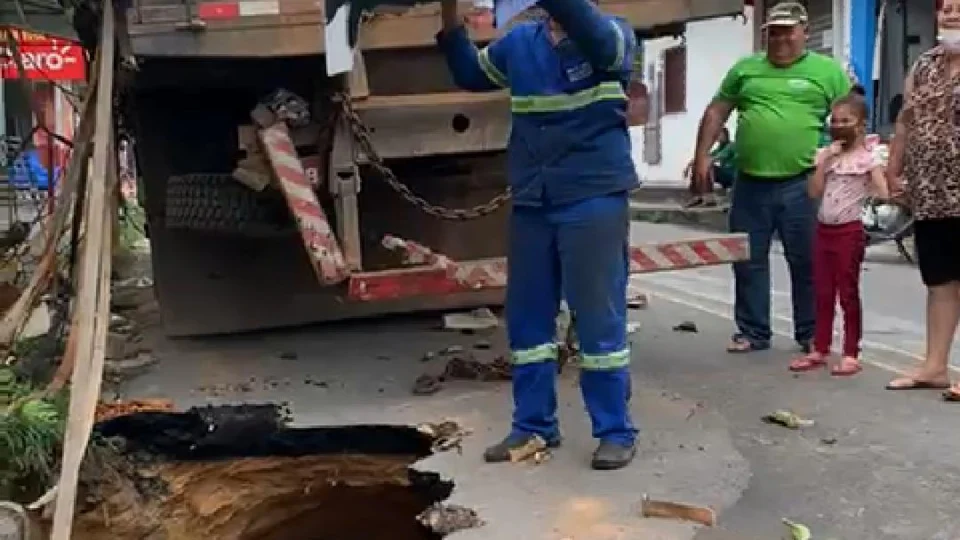 VEJA VIDEO! Moradores jogam réplica em tamanho real de Arthur dentro de um buraco em Manaus