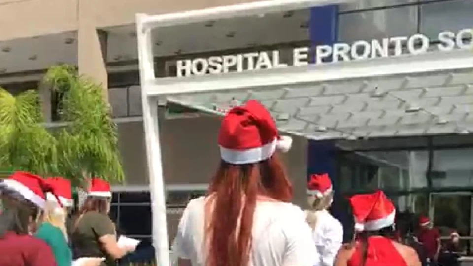 VEJA VIDEO!Coral canta para pacientes de Covid-19 na porta do Hospital Delphina Aziz