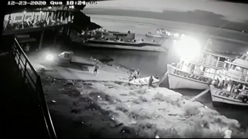 Motorista  perde controle de caminhão e cai dentro do rio em Parintins; Veja vídeo!