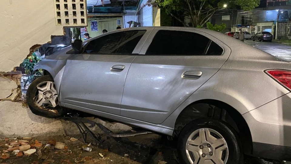 VEJA VIDEO! Motorista embriagado invade lanche com carro no bairro Japiim