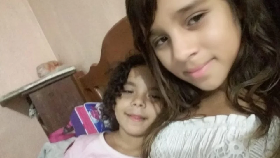 Veja o vídeo do pai indo encontrar as meninas e  agradecendo a todos que estavam nas buscas