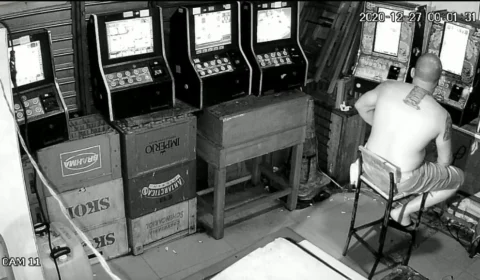 Homem é pego de surpresa e morto a tiros ; Veja o vídeo!