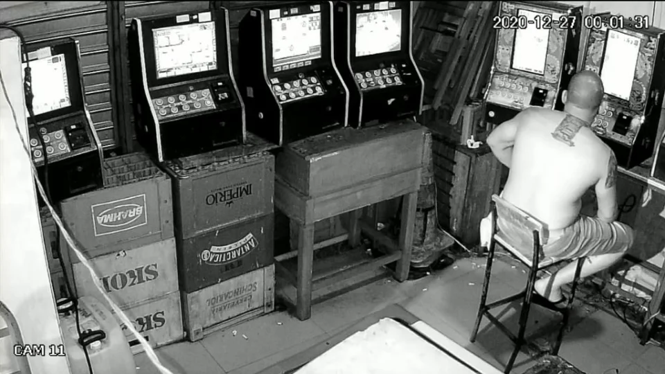 Homem é pego de surpresa e morto a tiros ; Veja o vídeo!