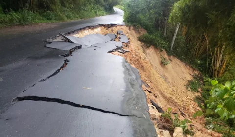 Parte da AM-010 no Km 43 desmorona; Governador envia reforços; Veja vídeo!