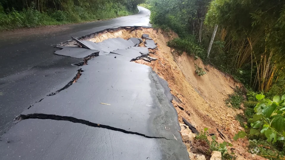 Parte da AM-010 no Km 43 desmorona; Governador envia reforços; Veja vídeo!