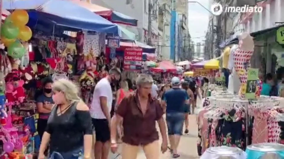Comércio no Centro de Manaus tem grande aglomeração e clientes sem máscaras