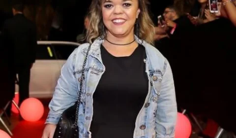 Juliana Caldas critica a forma como o mercado da moda “infantiliza” mulheres com nanismo:”Usamos fio dental”.