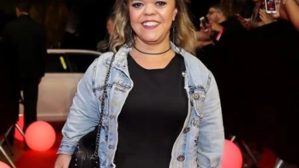 Juliana Caldas critica a forma como o mercado da moda “infantiliza” mulheres com nanismo:”Usamos fio dental”.