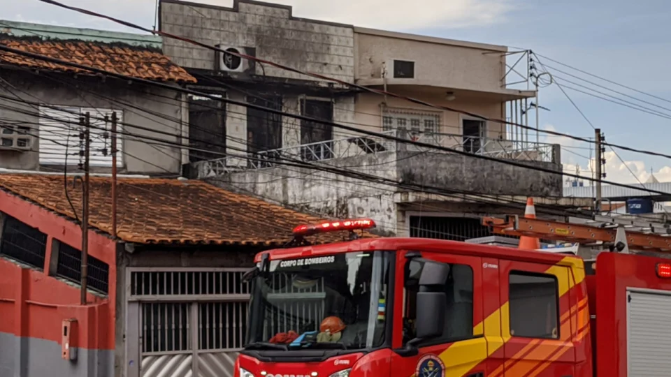 Incêndio em residência, no Centro de Manaus, teria sido causado por curto-circuito.