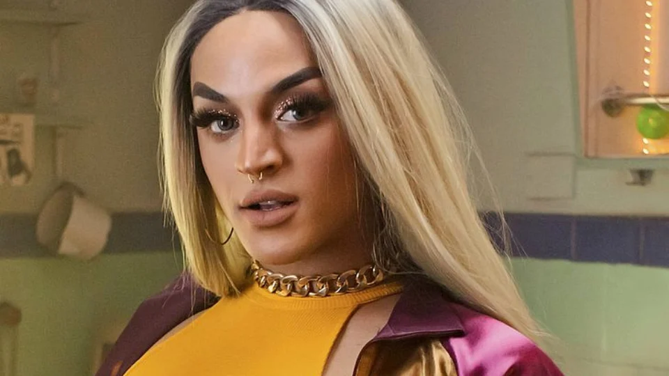 Pabllo Vittar é a primeira drag a ganhar prêmio de Homem do Ano e afirma: ‘Posso, sim’.