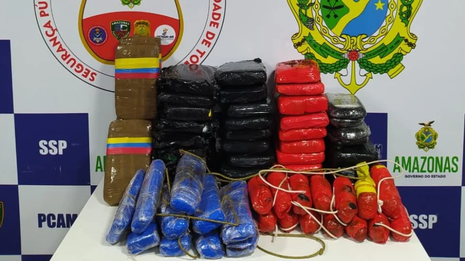 Base Arpão apreende mais de 60 kg de entorpecentes e prende sete tripulantes de embarcação. VEJA VÍDEO.