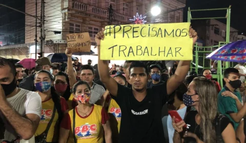 Novo decreto de fechamento do comércio gera protesto em Manaus