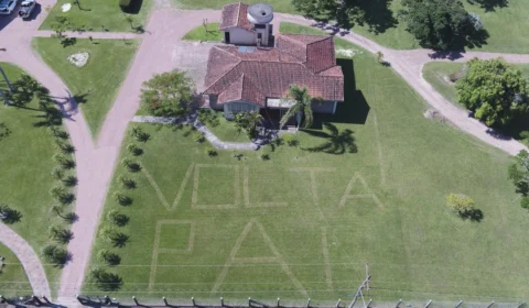 Filho de agricultor internado a 44 dias em hospital escreve em gramado:  ‘Volta pai’ .