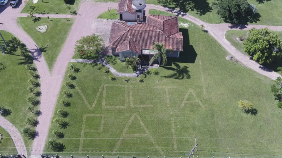 Filho de agricultor internado a 44 dias em hospital escreve em gramado:  ‘Volta pai’ .