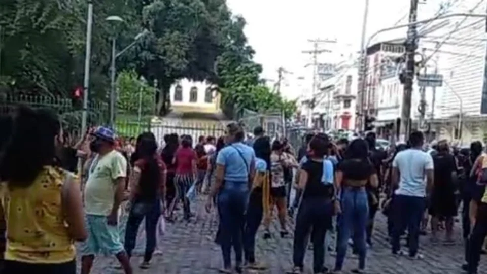 Comerciantes se reúnem em manifestação contra fechamento do comércio neste sábado (26)
