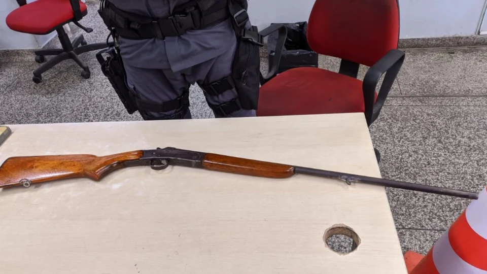 Homem é preso com espingarda ilegal em porto na zona Oeste de Manaus
