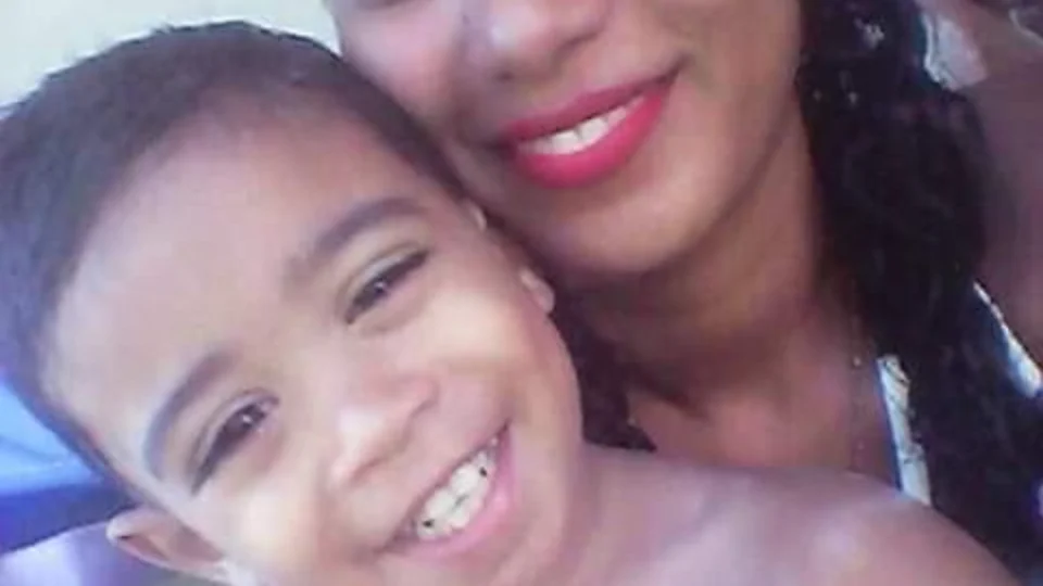 Mãe de crianças que morreram carbonizadas é solta pela justiça