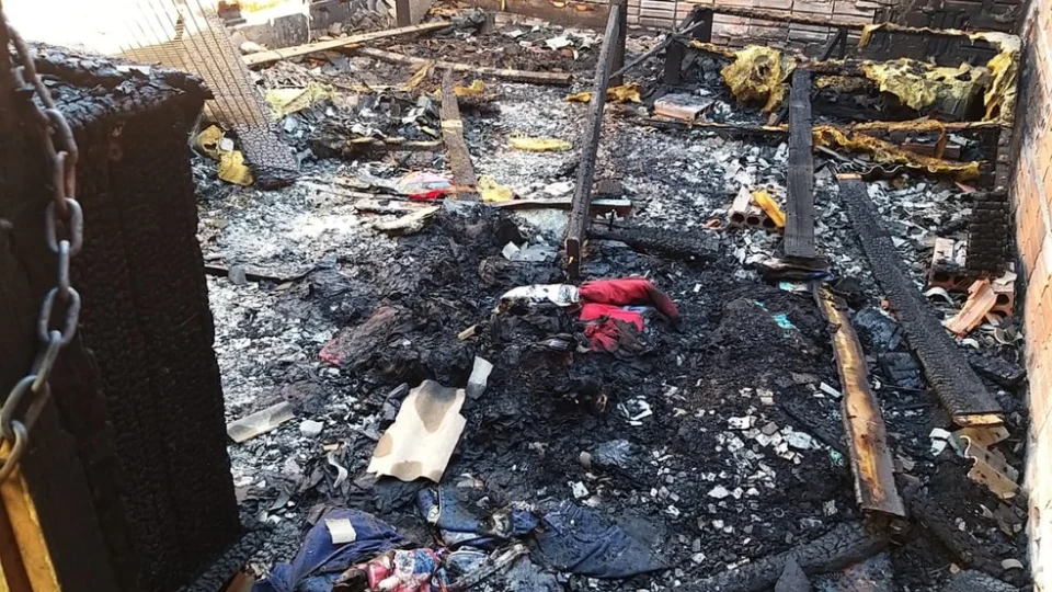 Três crianças morreram carbonizadas após a mãe as deixarem trancadas e ir para bar