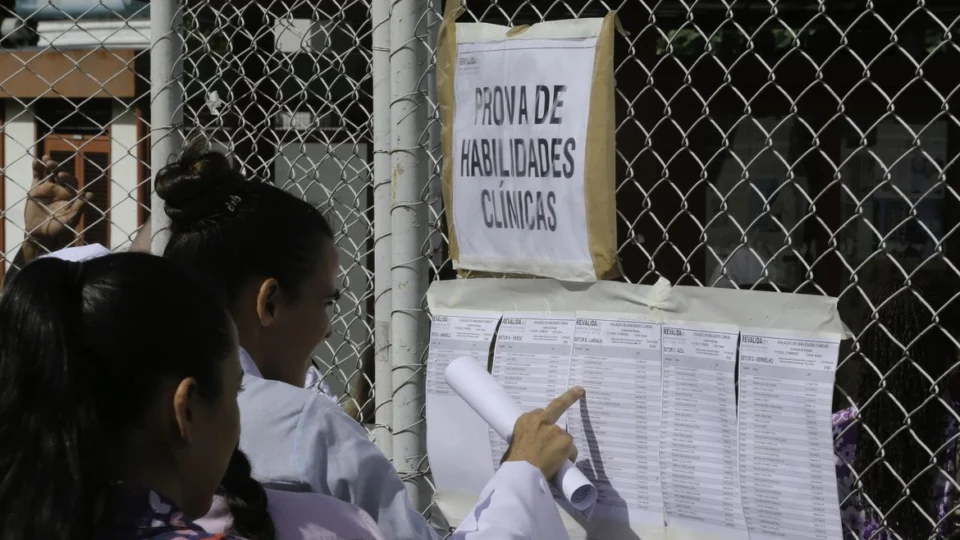 Mais de 15 mil médicos participam do Exame Nacional de Revalidação de Diplomas hoje