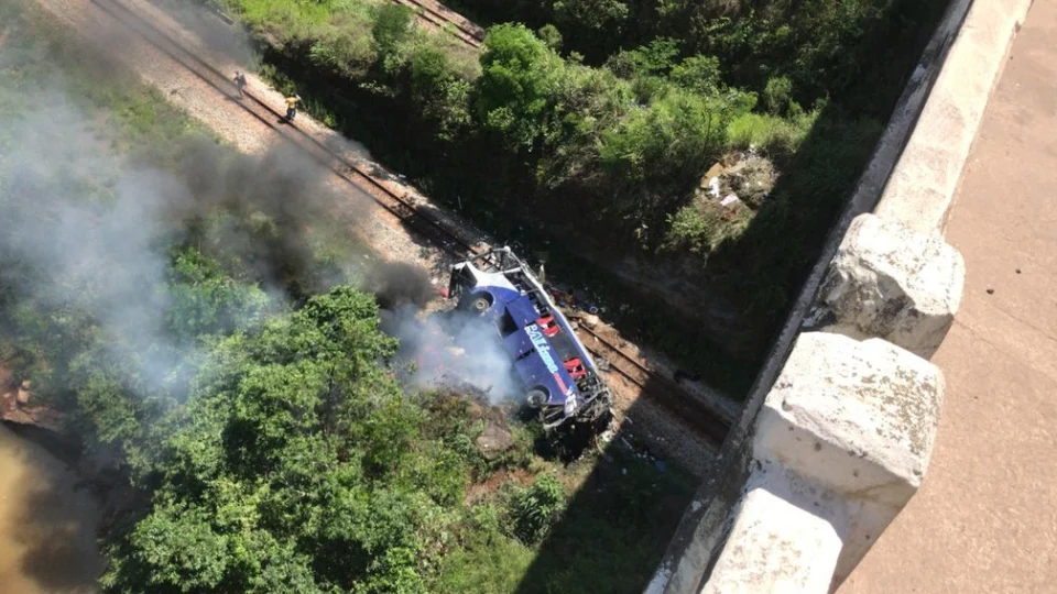 Ônibus cai de viaduto na BR-381 em MG e deixa 10 mortos, diz PRF